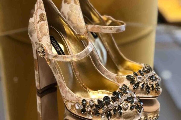 Pantofi aurii cu diamante negre D&G Femei